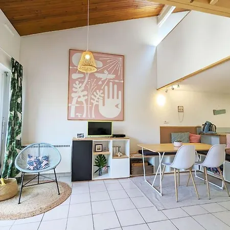 * Jolie Patio Pres De La Des Bourdaines * Appartamento *